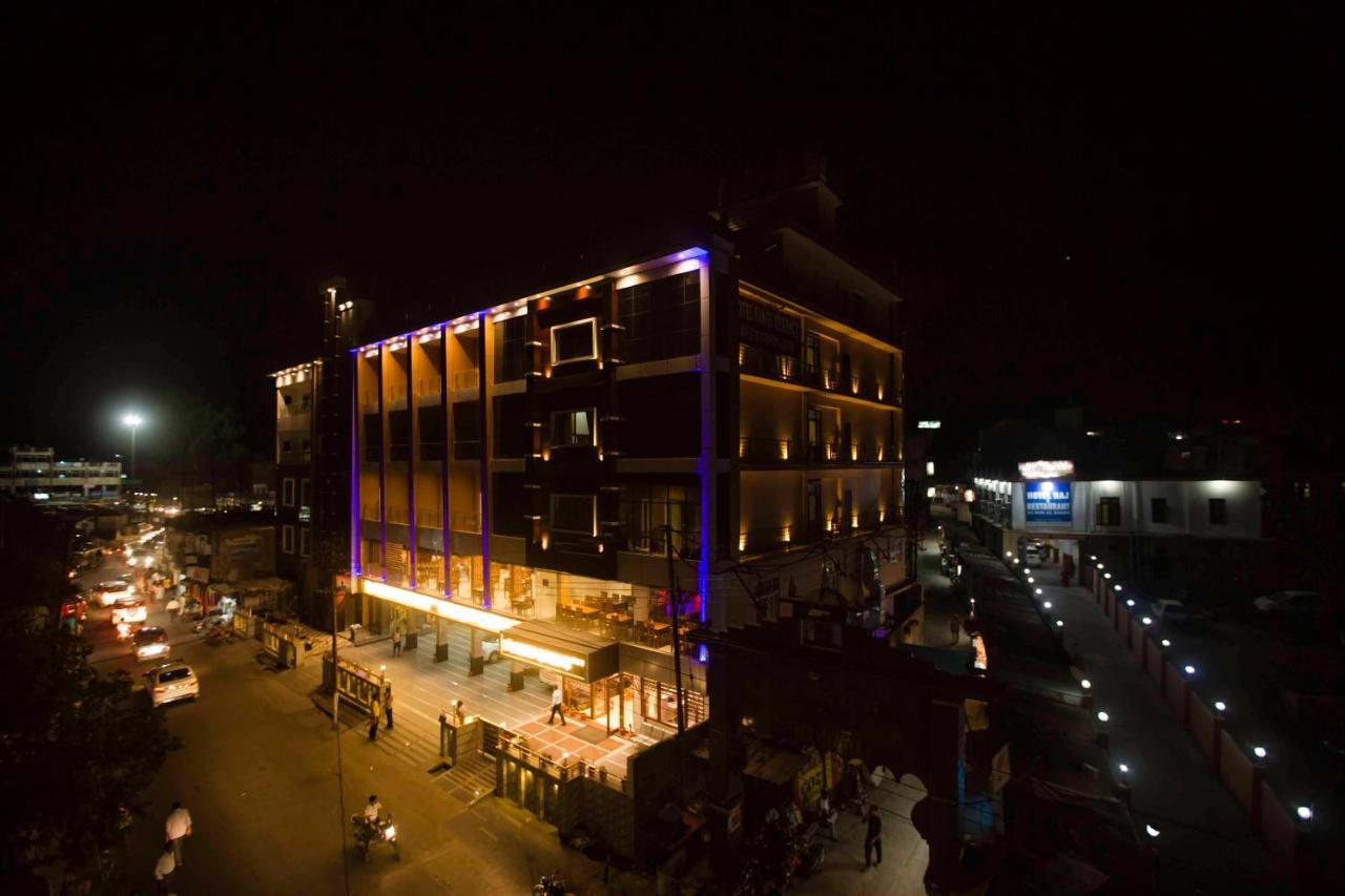 Hotel Kings Regency Drang Buitenkant foto