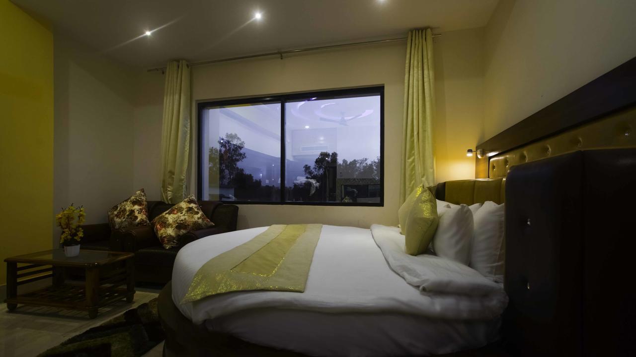 Hotel Kings Regency Drang Buitenkant foto